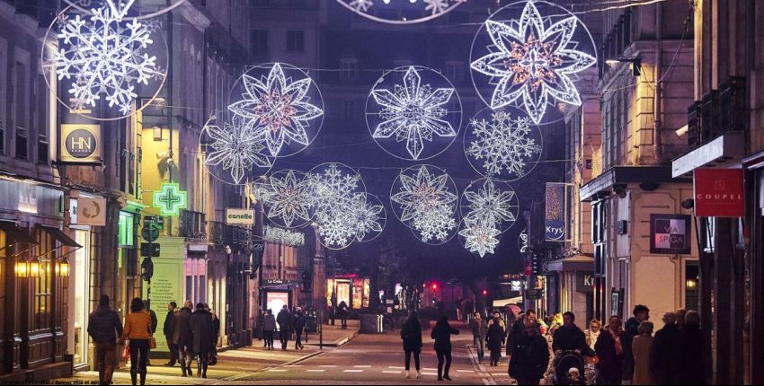 Rennes De Noël Avec Des Lumières Et Des Décorations De Noël. Beau